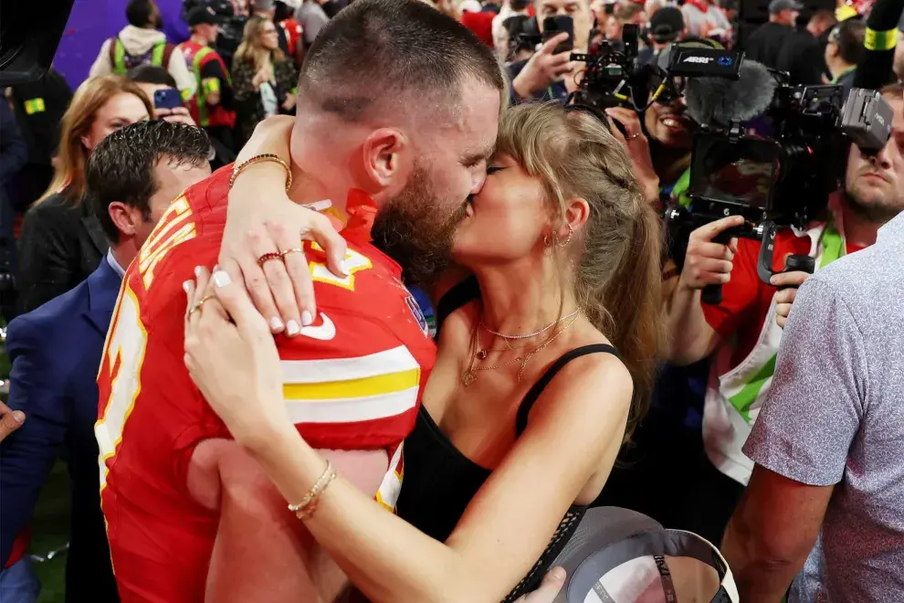 El romántico beso de Taylor Swift y Travis Kelce tras la victoria del deportista en el Super Bowl