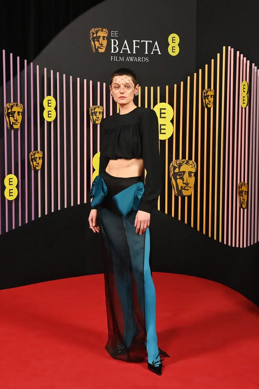 Emma Corrin en la entrega de los Premios BAFTA 2024.