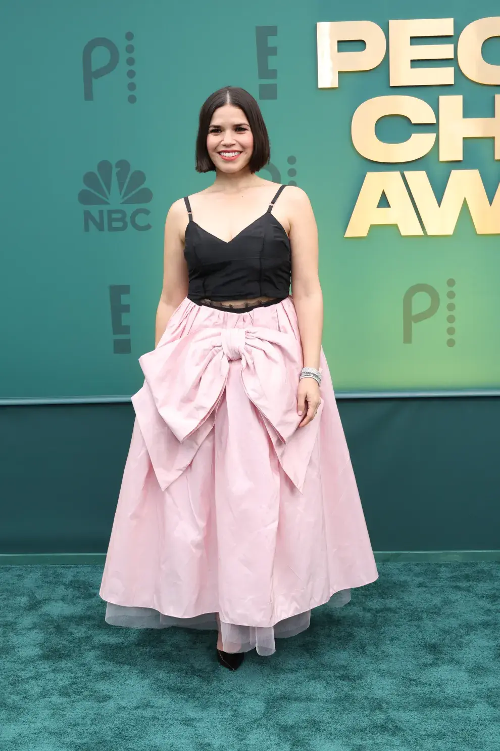 America Ferrera en la alfombra roja de los People's Choice Awards 2024.