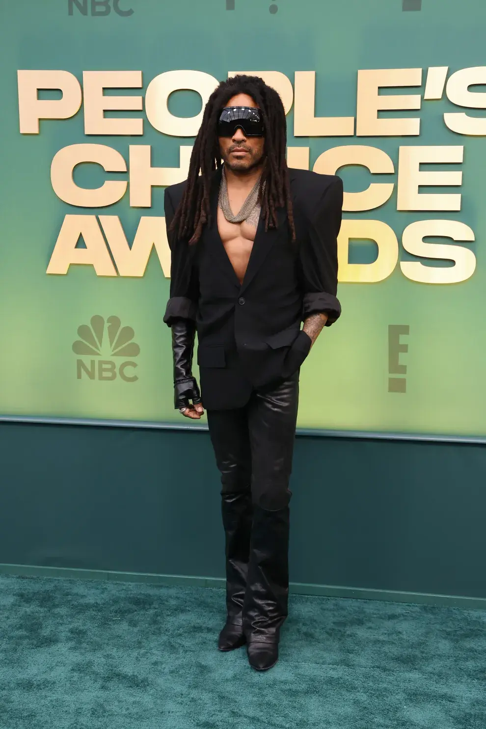 Lenny Kravitz en la alfombra roja de los People's Choice Awards 2024.