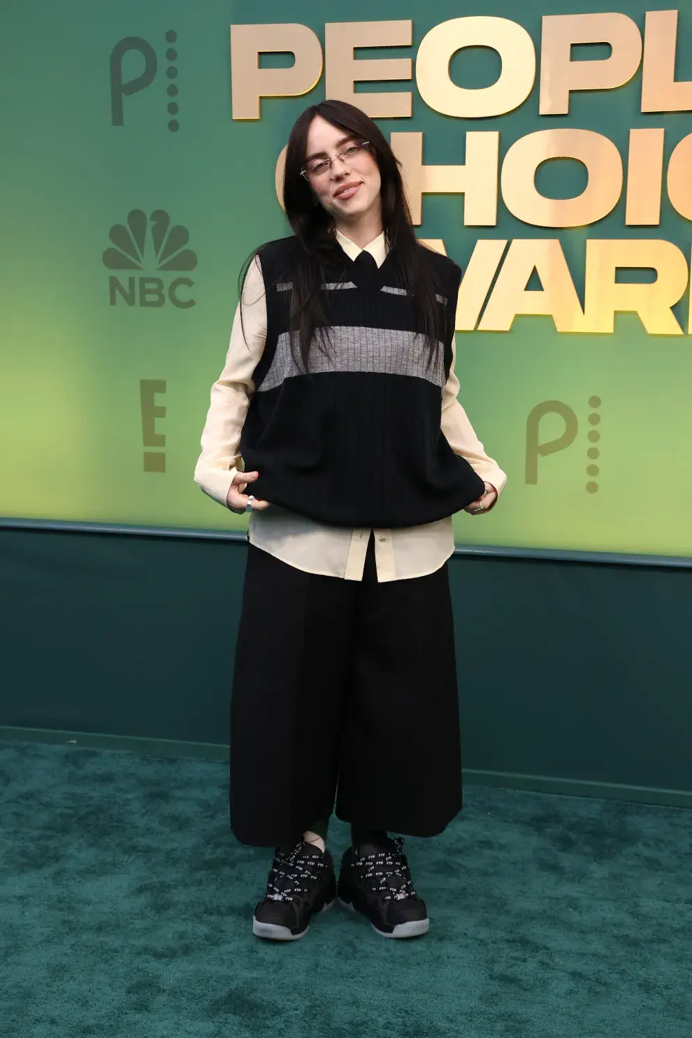 Billie Eilish en la alfombra roja de los People's Choice Awards 2024.