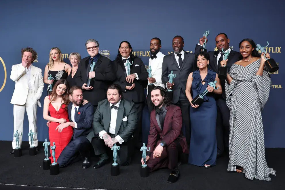 El reparto de la serie The Bear celebrando su premio en los SAG Awards 2024.