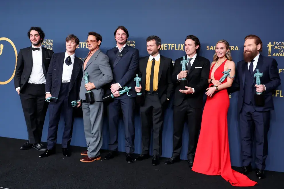 El reparto de la película Oppenheimer celebrando su premio en los SAG Awards 2024.