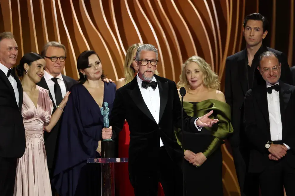 El reparto de la serie Succession celebrando su premio en los SAG Awards 2024.