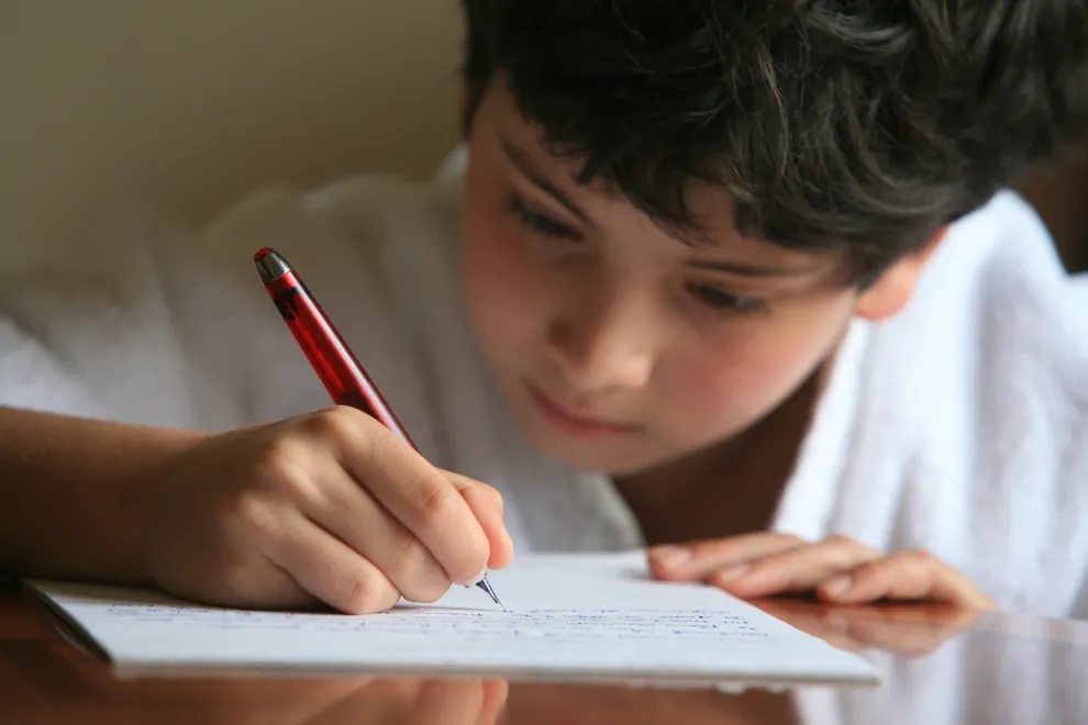 Según los expertos aprender a escribir en cursiva tiene amplios beneficios.