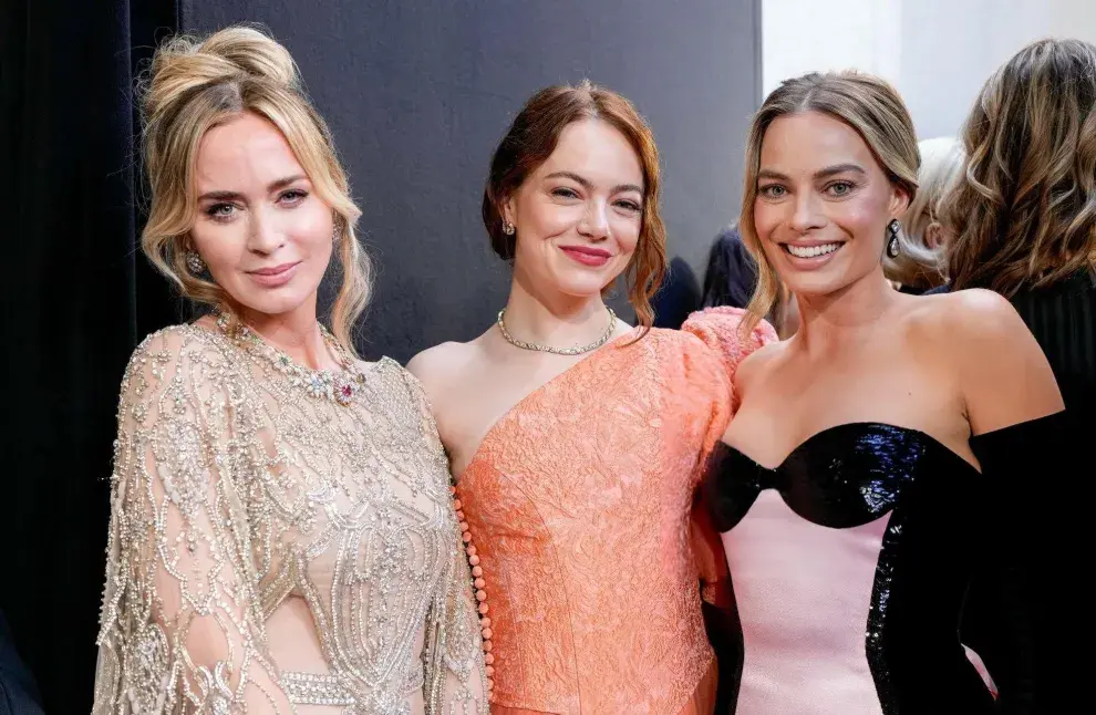 Emily Blunt, Emma Stone y Margot Robbie en la alfombra roja de los Premios BAFTA 2024.