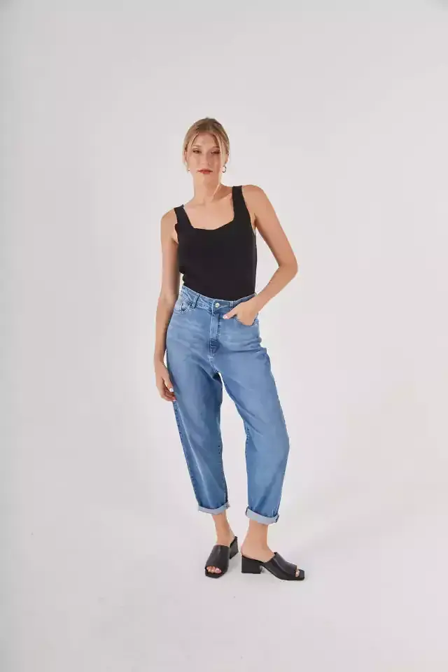 En jean azul con toque metálico. De silueta bien baggy, para un look más relajado. Es de @hirkumoficial.