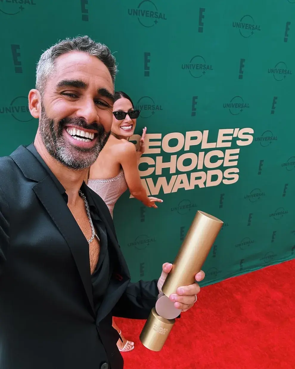 Tefi Russo y el Pollo Álvarez en la entrega de los People's Choice Awards.