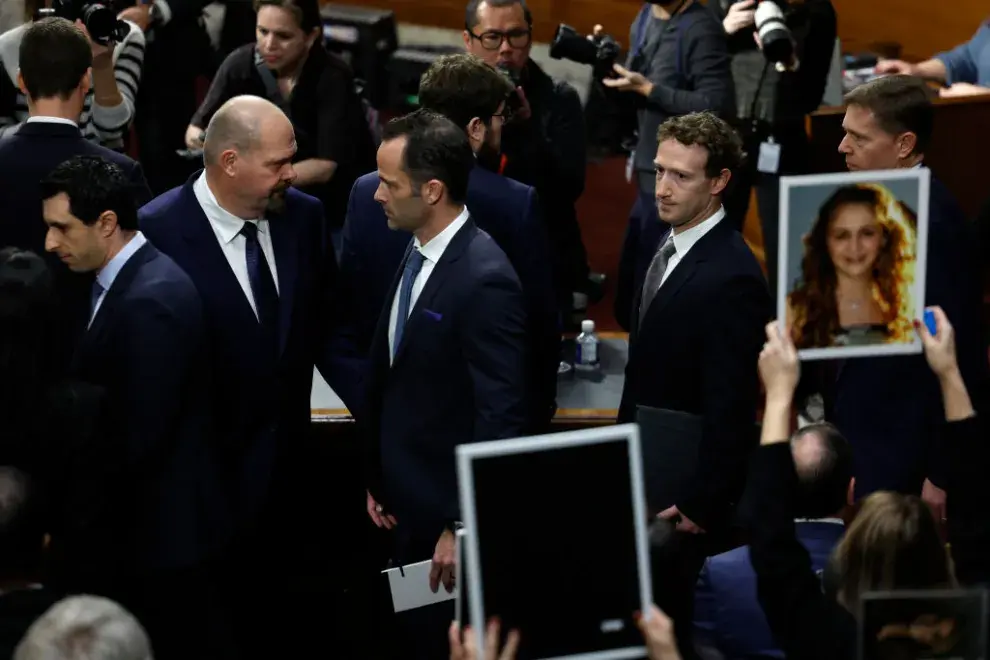 Con fotos de adolescentes muertos, increparon a Zuckerberg en el Senado de EE.UU.