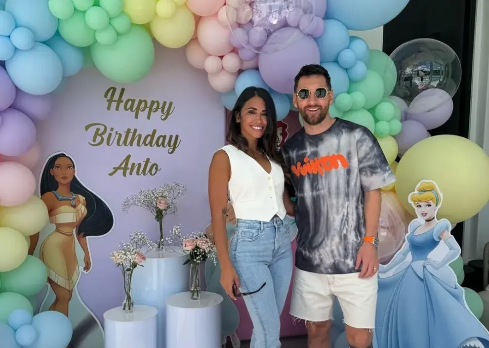 Lionel Messi y Antonela Roccuzzo posando en un cumpleaños de la rosarina.