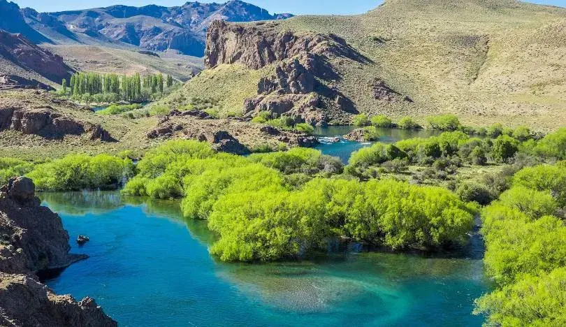 El río Limay y sus colores impactantes