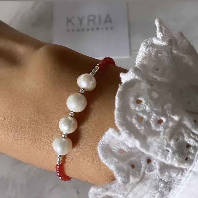 En pulsera. Este modelo combina perlas con bolitas de plata 925. Lo conseguís en @kyria.accesorios