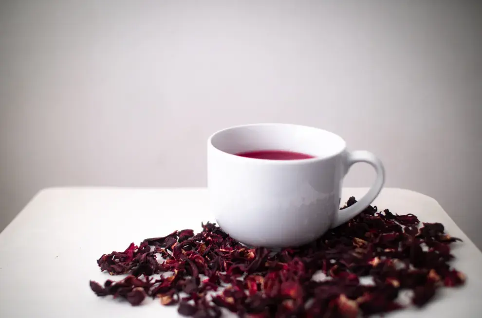 El té de hibiscus ayuda a tener a raya el colesterol, entre otros grandes beneficios.