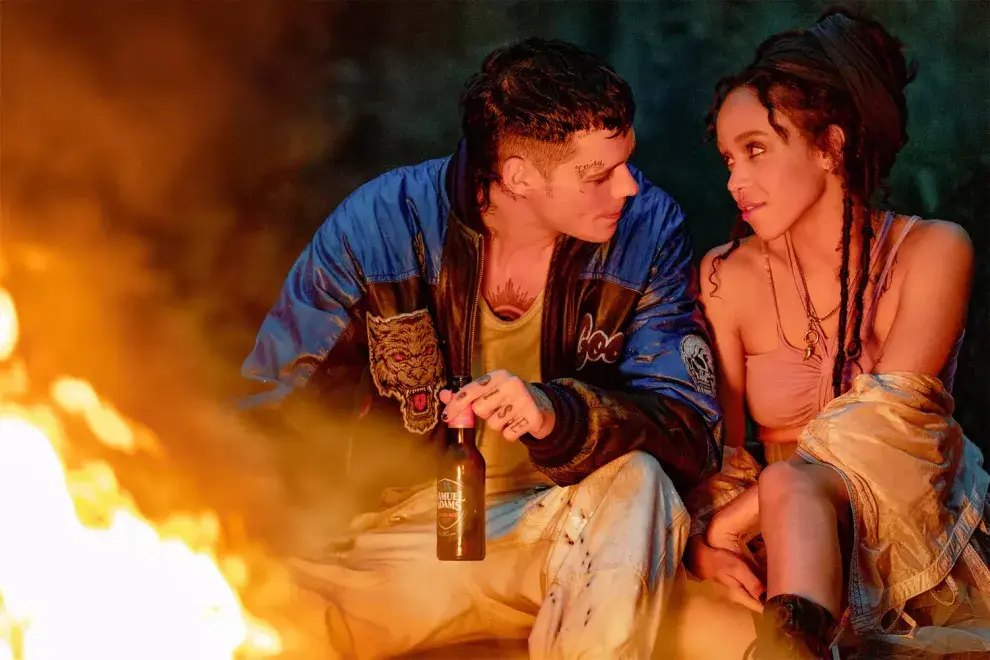 Bill Skarsgård y FKA Twigs en la nueva versión de El cuervo.