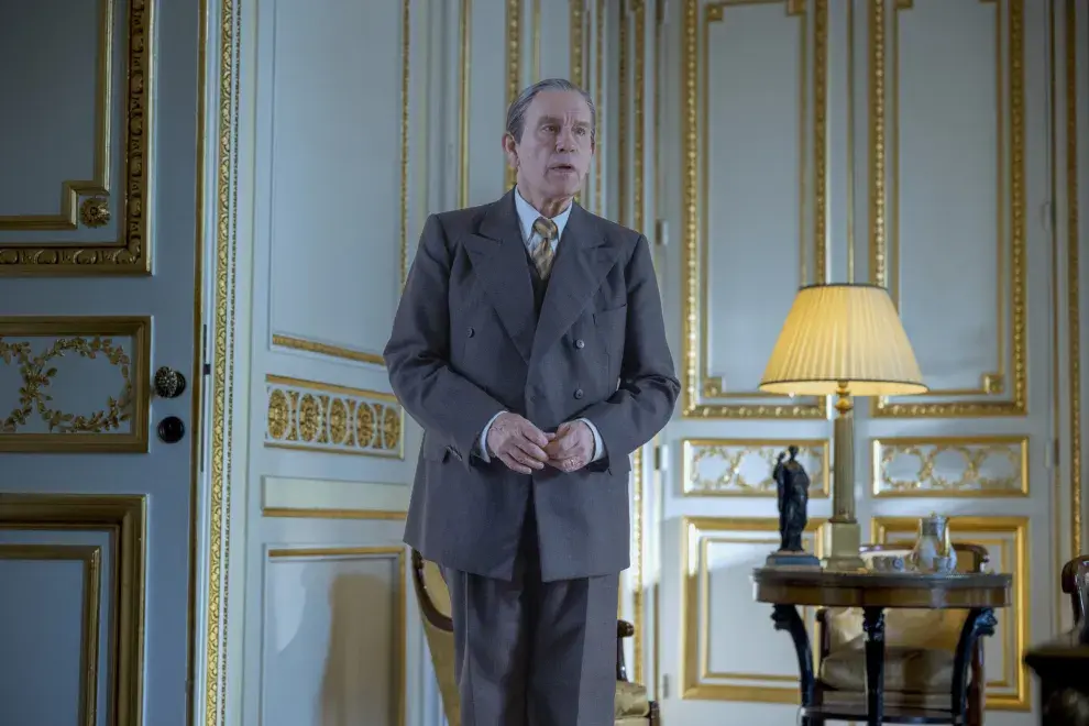 John Malkovich como Lucien Lelong en The New Look.