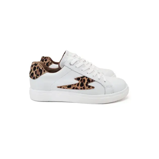 Para las fanáticas del animal print. @venenazapatos.