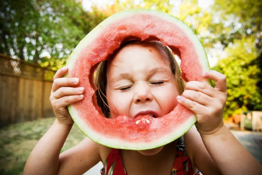 Comidas livianas y buena hidratación, parte de las recomendaciones para los chicos en el verano.