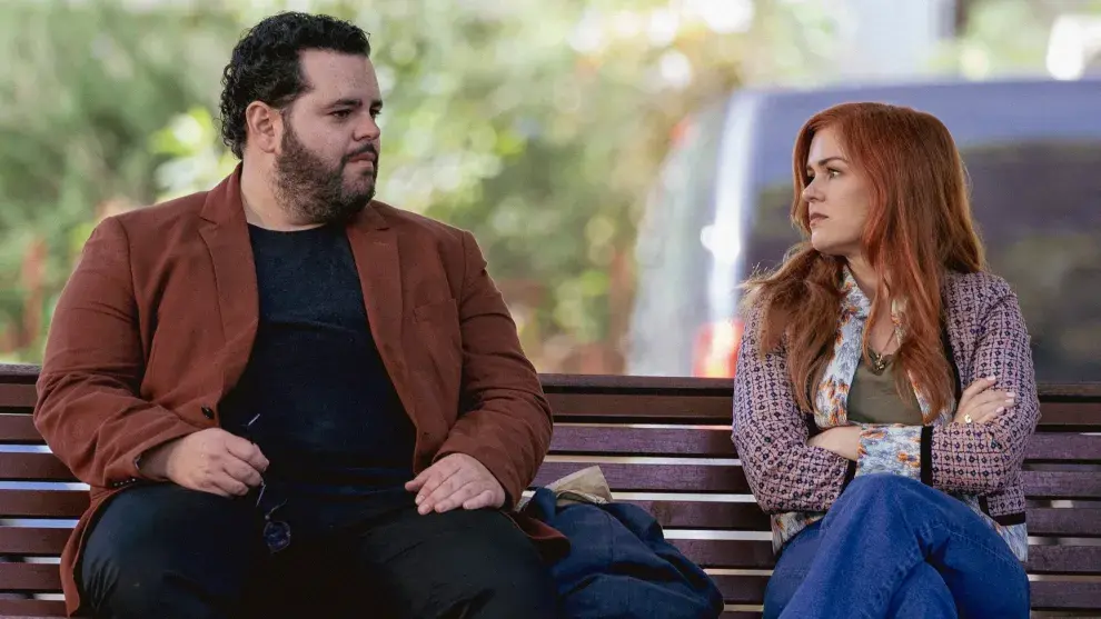 Isla Fisher y Josh Gad en Wolf Like Me, la serie disponible en Prime Video.