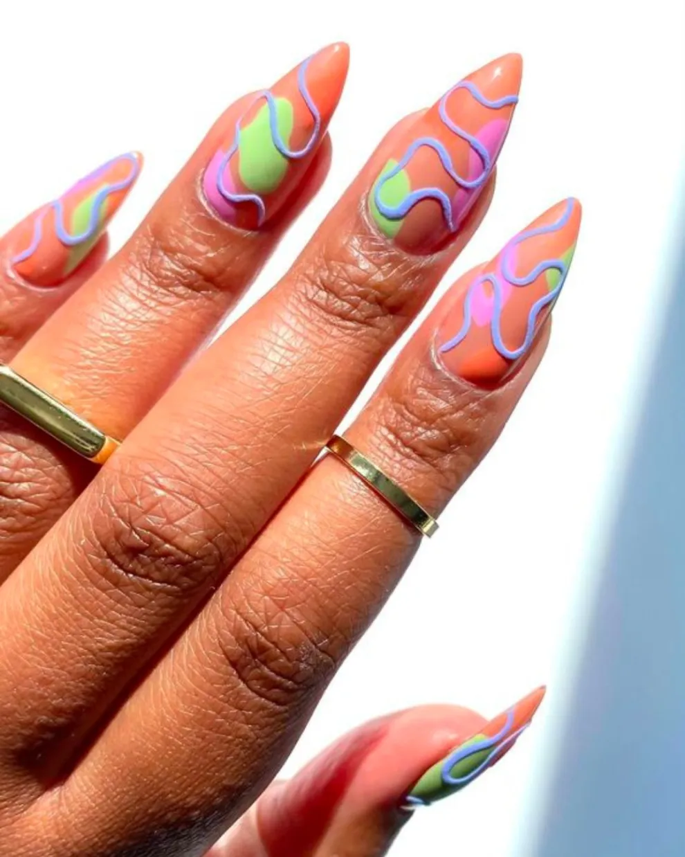 Combinando muchos colores, este curve nail art le da volumen al diseño.