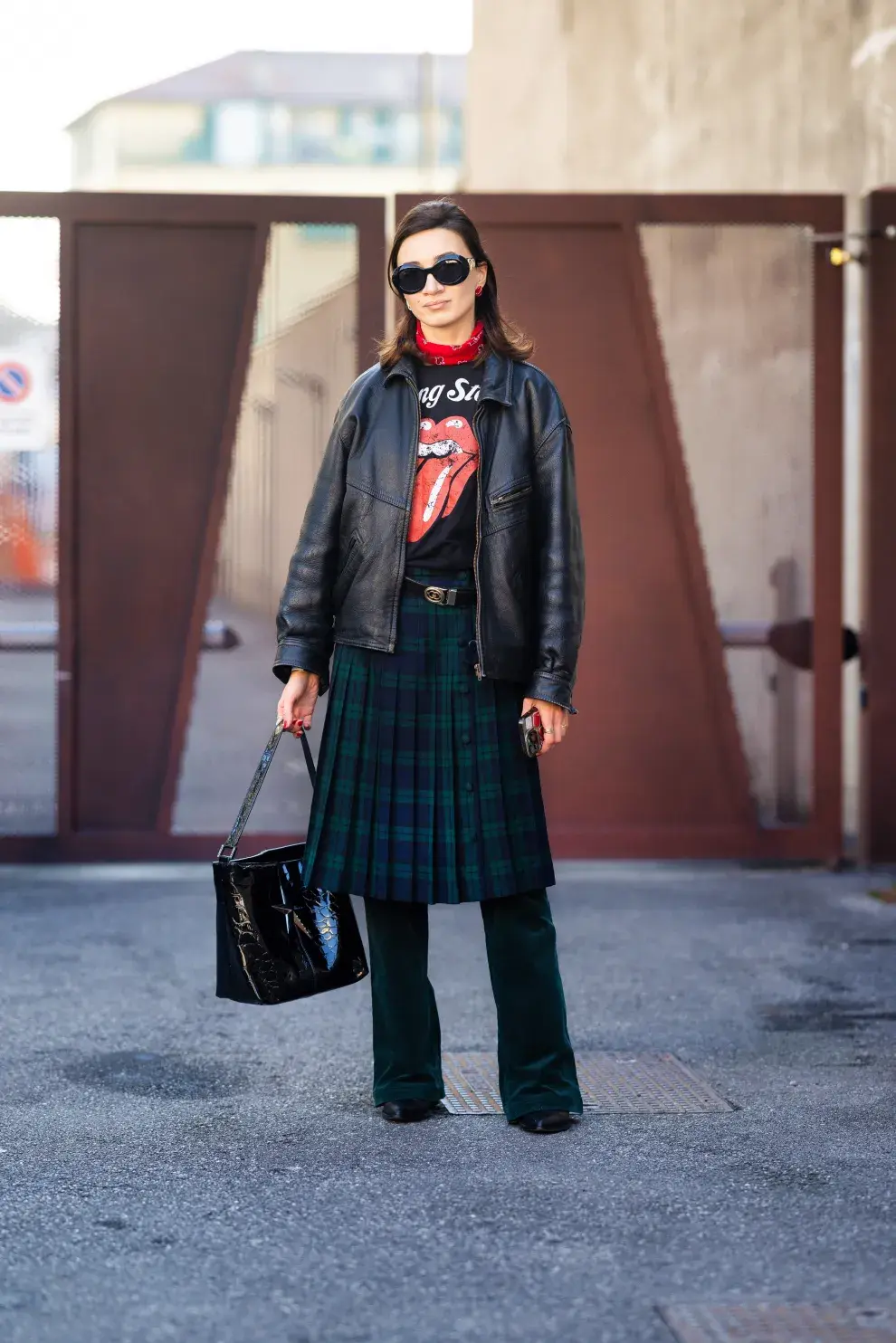 Un look casual rocker. El clásico kilt nos encanta! Y con una chaqueta de cuero y una remera rockera, sobre un pantalón angosto logra el mix ideal! 