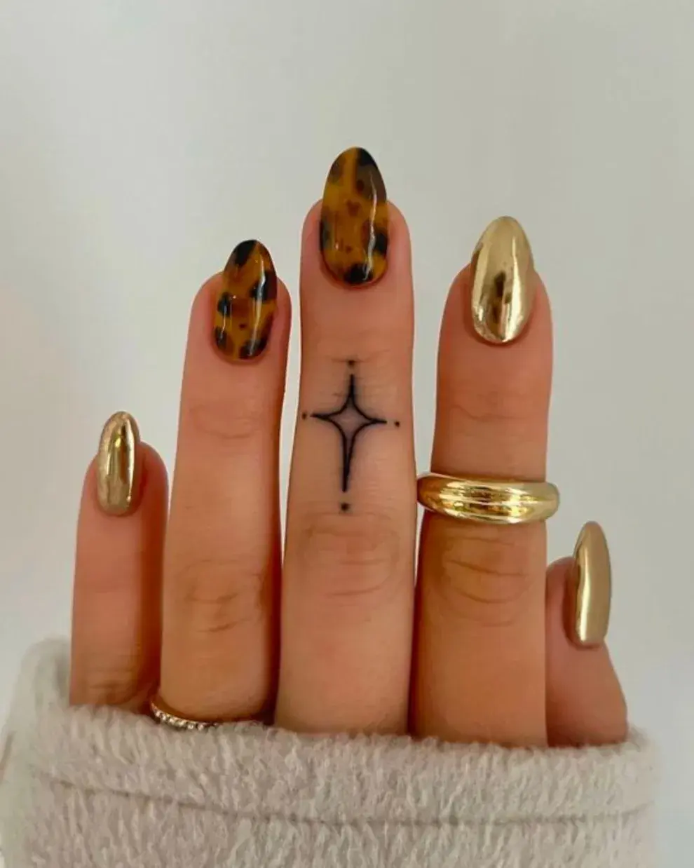 Con el animal print súper de moda, podés animarte a sumale un toque dorado.