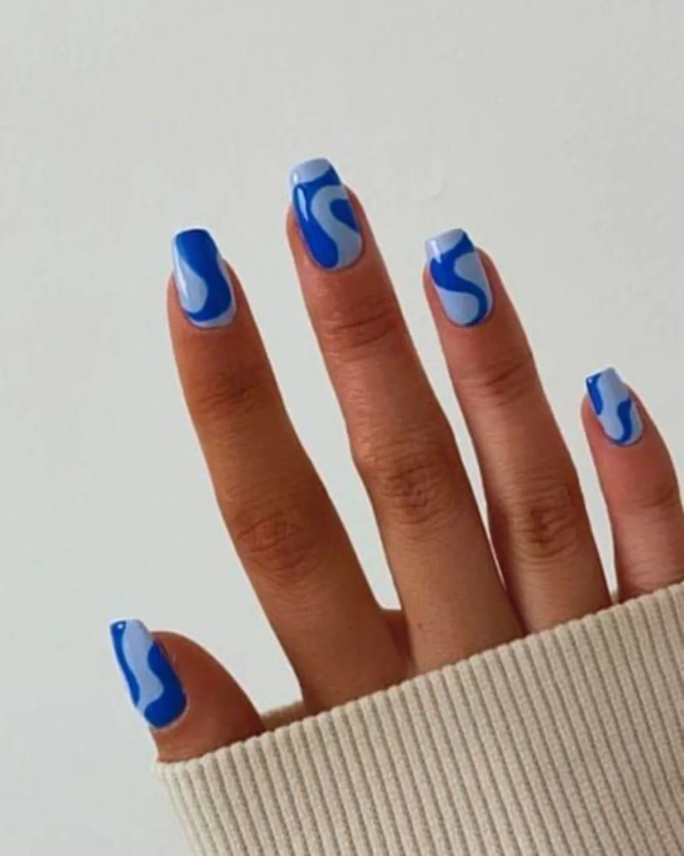 Las blue nails también son tendencia y este diseño es increíble si querés sumarte a esa movida.