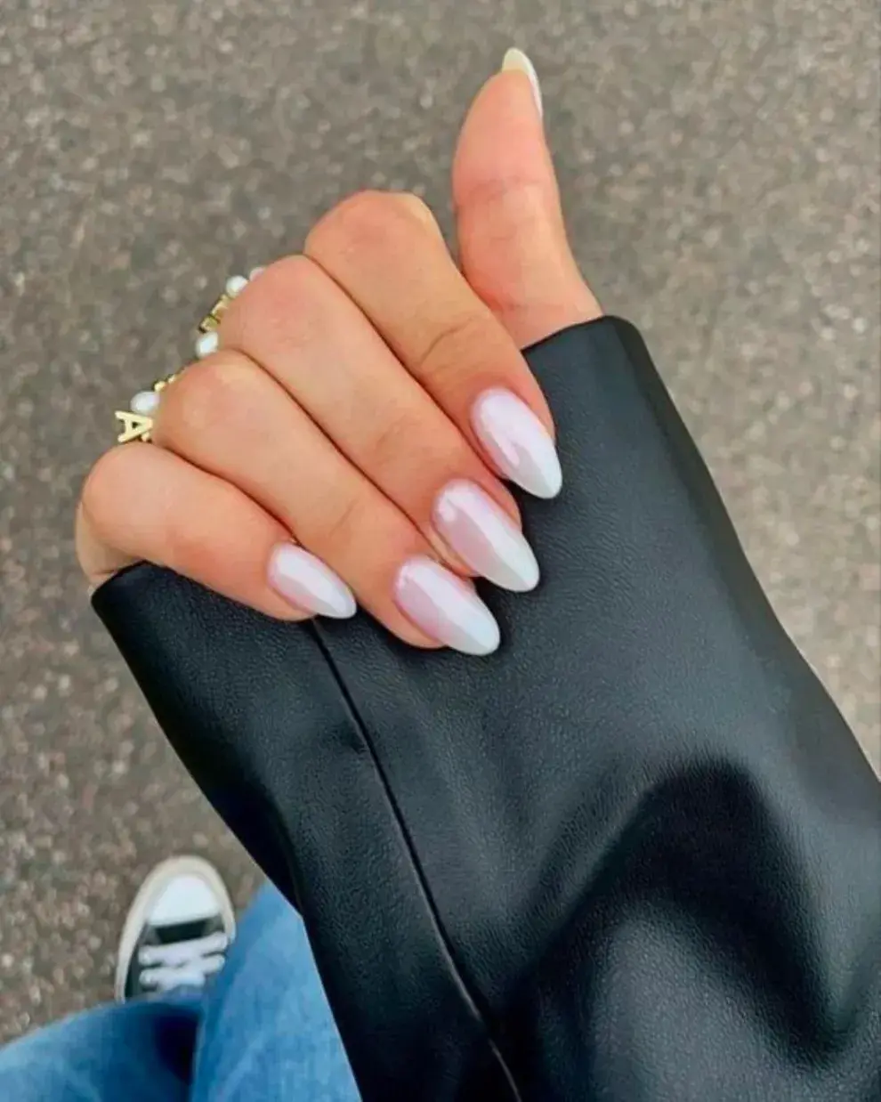 El blanco perla queda divino, tanto en nail art para uñas largas como cortas.