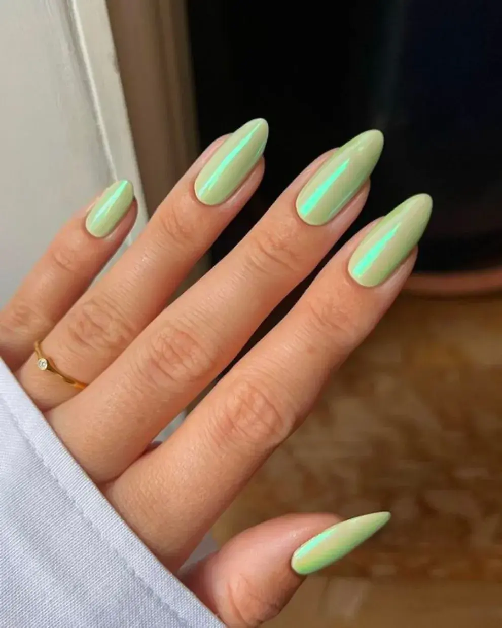 Los esmaltes tornasolados están de moda y en verde clarito queda súper chic.