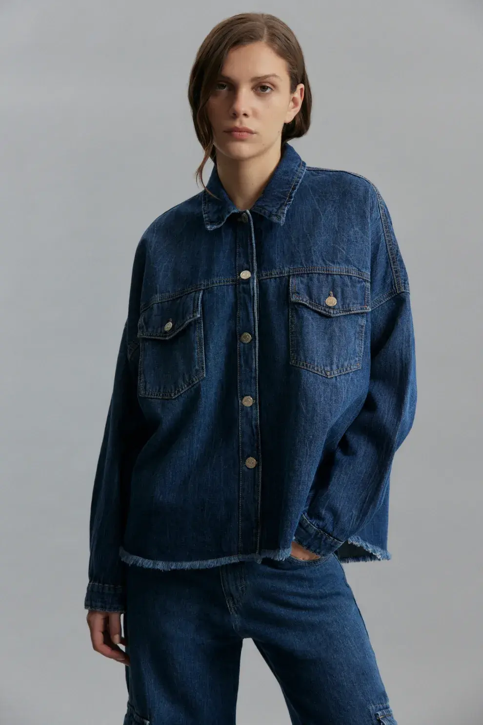 En denim. Este modelo es corte oversize y tiene una estampa de cristales en la espalda. @kosiuko