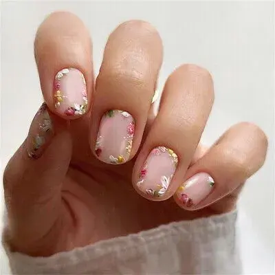 Este nail art es muy original porque las flores simulan estar pintadas como si fueran en acuarelas. ¡Súper delicado!