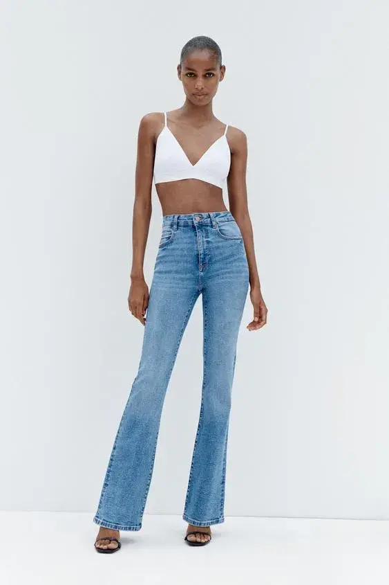 Llevar tu skouser con un pantalón de jean nunca falla. Este modelo de Zara es acampanado, gran tendencia que se viene en el mundo del denim. zara.com/ar