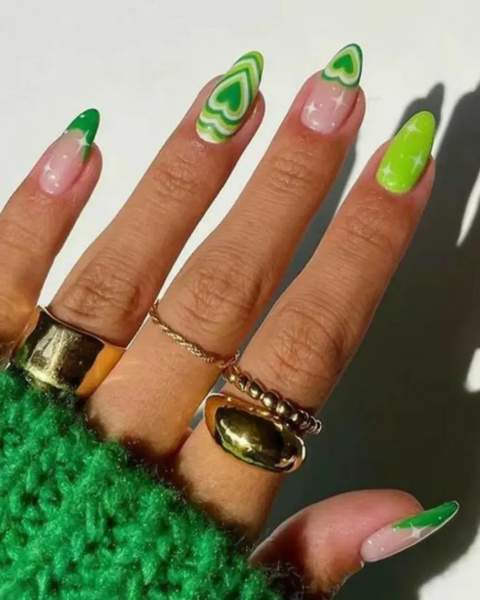 Si te gusta la tendencia de las "cartoon nails" pero no te animás del todo a usarla, este diseño está buenísimo porque tiene una inspiración más indirecta en Las Chicas Superpoderosas.