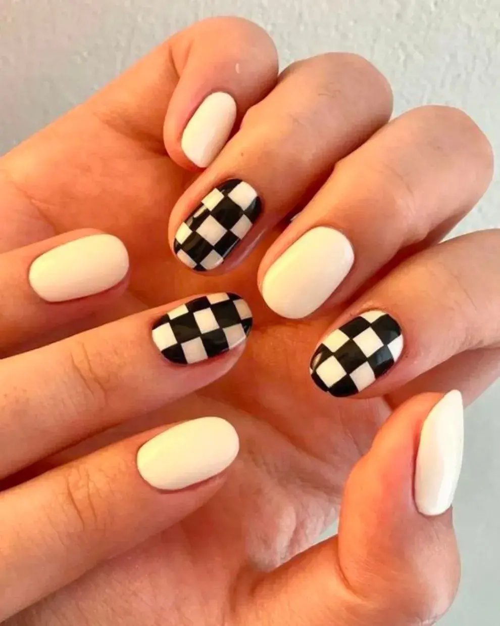 En el clásico blanco y negro, algunas de las uñas las llevas blancas para darle un detalle chic.