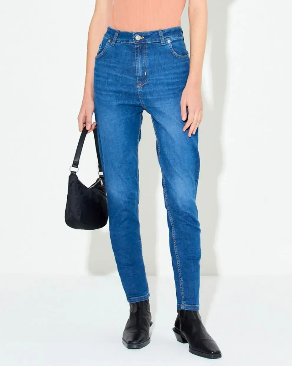 LeUtthe tiene siempre una gran colección de denim y este skinny jean es una buena transición entre el oversize y el 100% skinny.