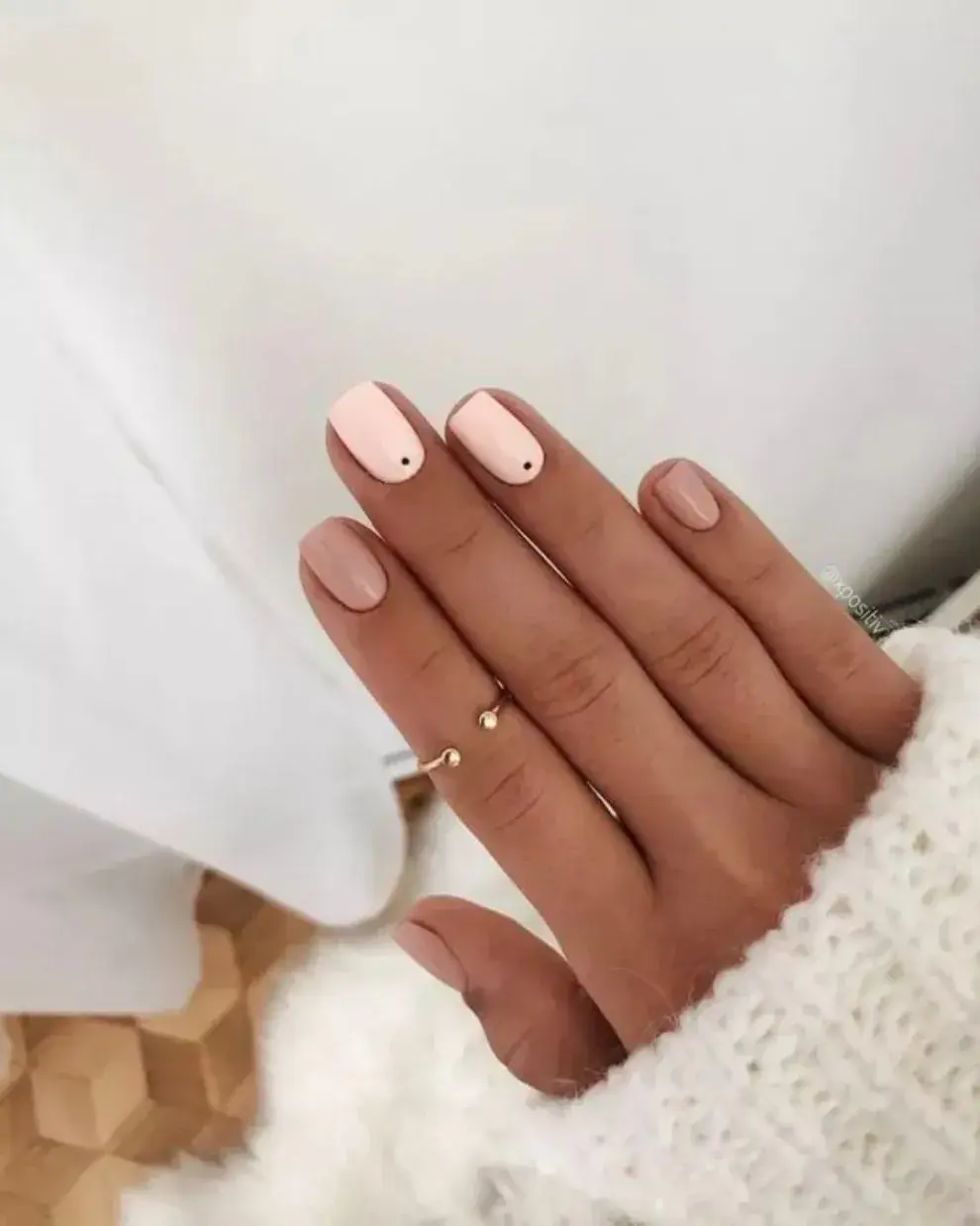 Sobre un tono mate, crea tu diseño de dot nails: simple y chic.