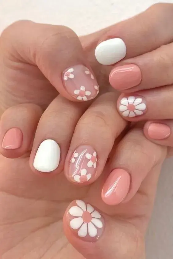 Si te gusta el nail art menos estridente o llamativo, este diseño es para vos. Combina flores blancas bien sutiles con esmalte rosado.
