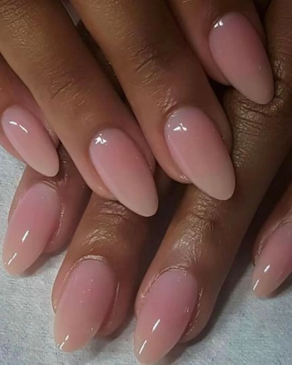 El nail art en degradé está muy de moda y en tonos rosas y blancos queda súper chic.