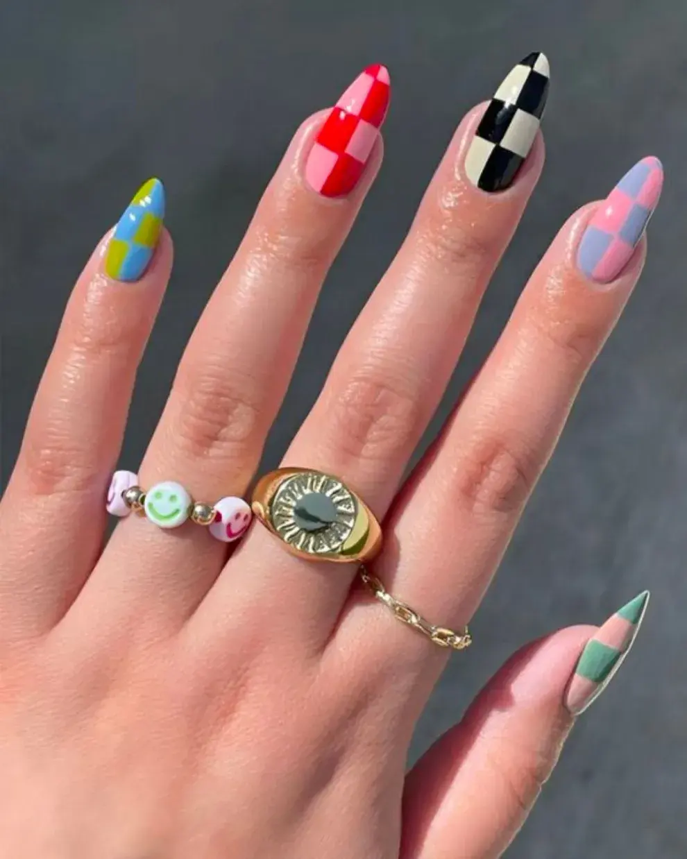 En las uñas almendra, cuadriculados de diferentes colores.