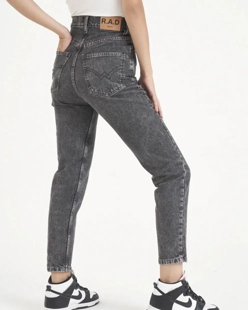 RAD, una tienda especialista en denim, tiene este modelo gris de tiro alto y al tobillo que es súper práctico.