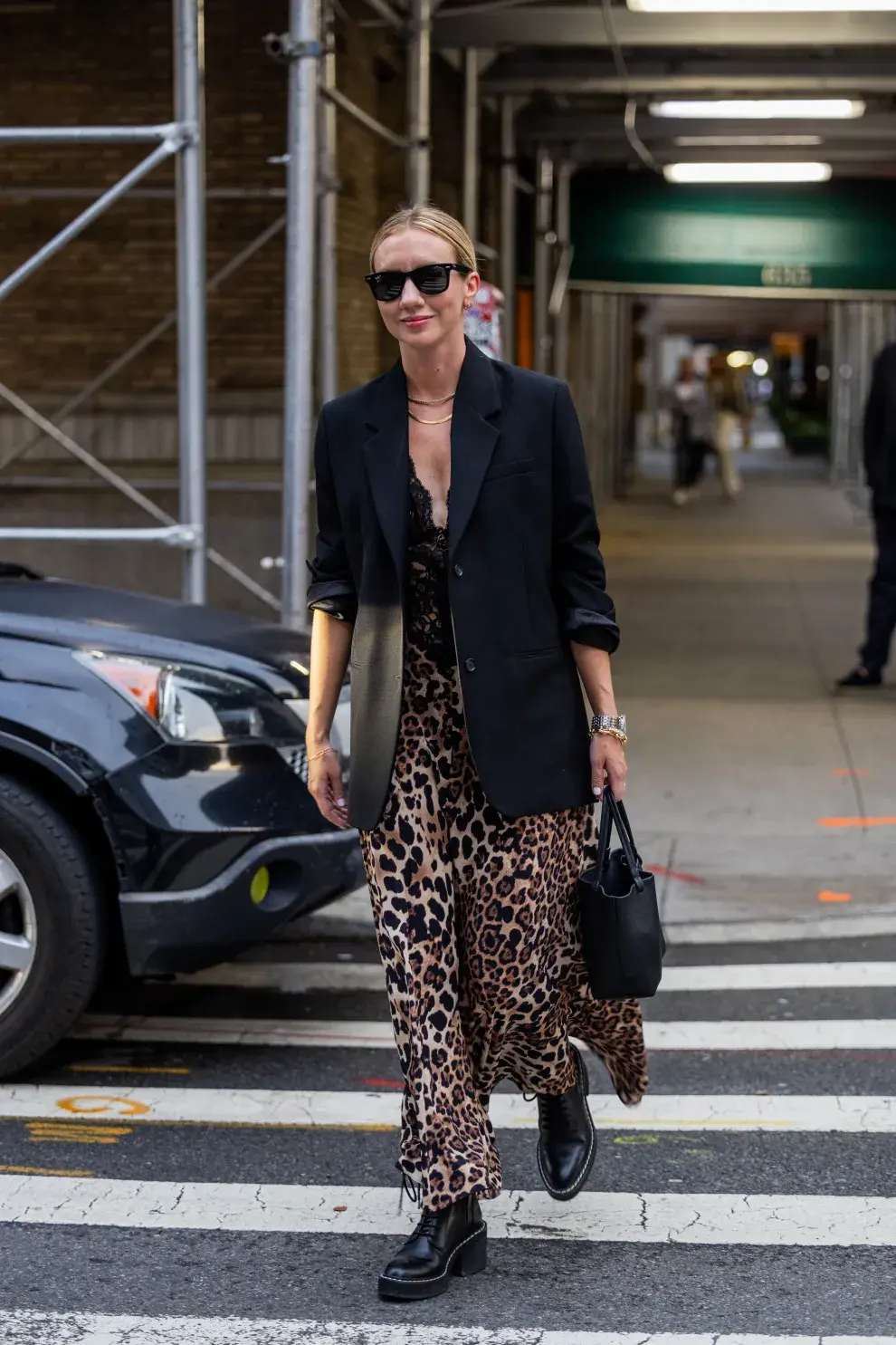 Vestido lencero con print de leopardo y blazer. Calzado? Borcegos si!