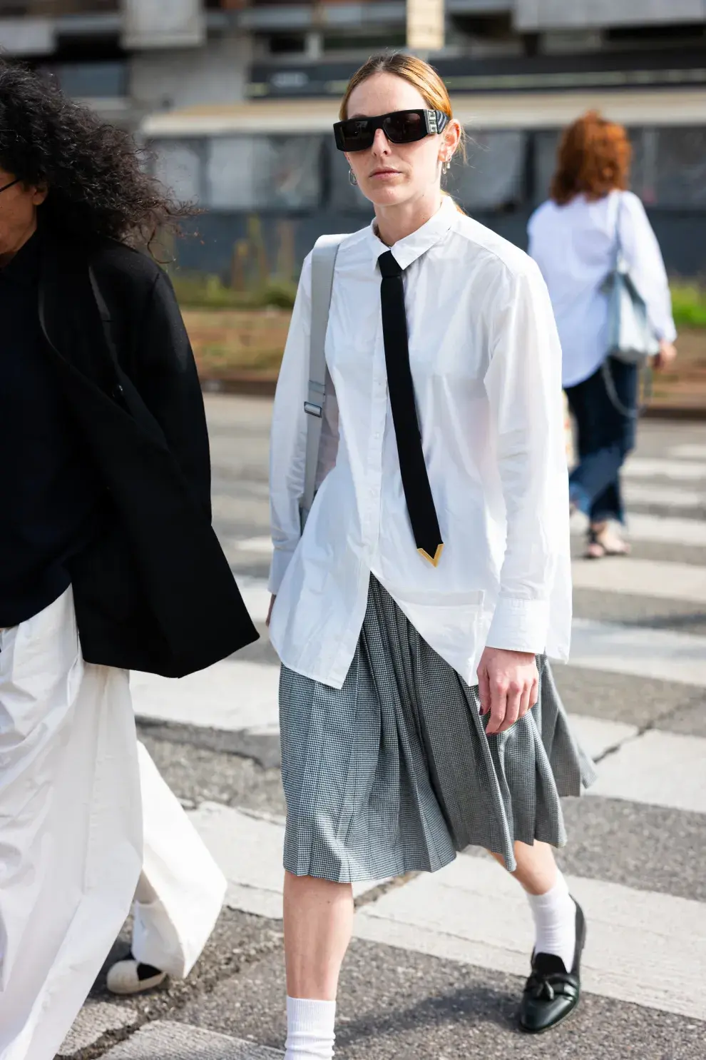 Un look comfy cool. Falda tableada por debajo de la rodilla, medias y mocasines. La camisa oversize y la corbata, nos encantan!