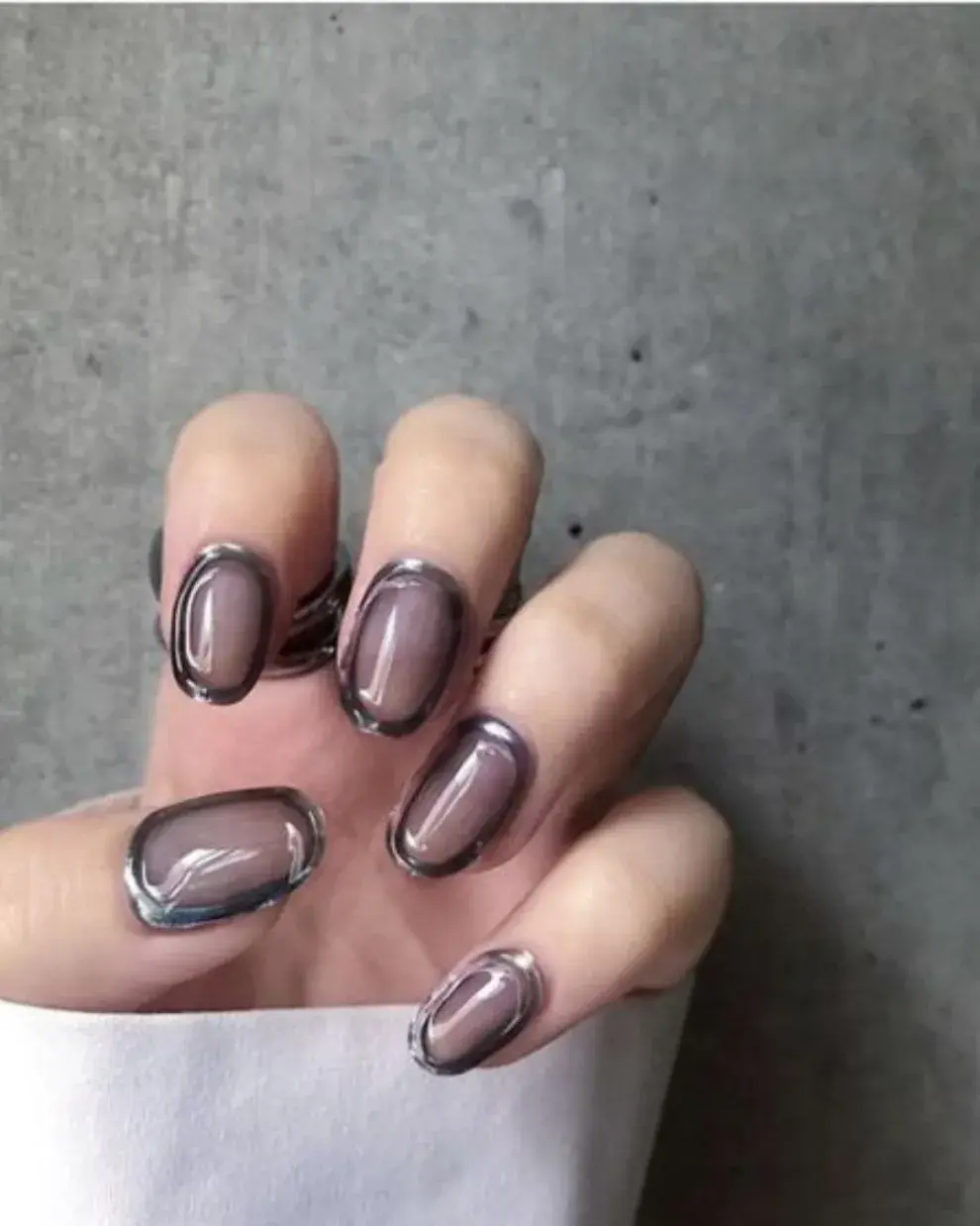 Las "frame nails" otra tendencia de la que ya hablamos hace poco, también se puede hacer de forma tridimensional, agregando volumen al marco utilizando gel.