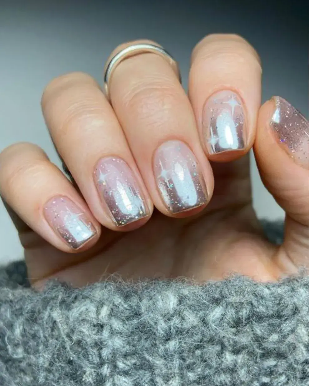 En degradé plateado, con glitter. Ideal para las fans de los brillitos.