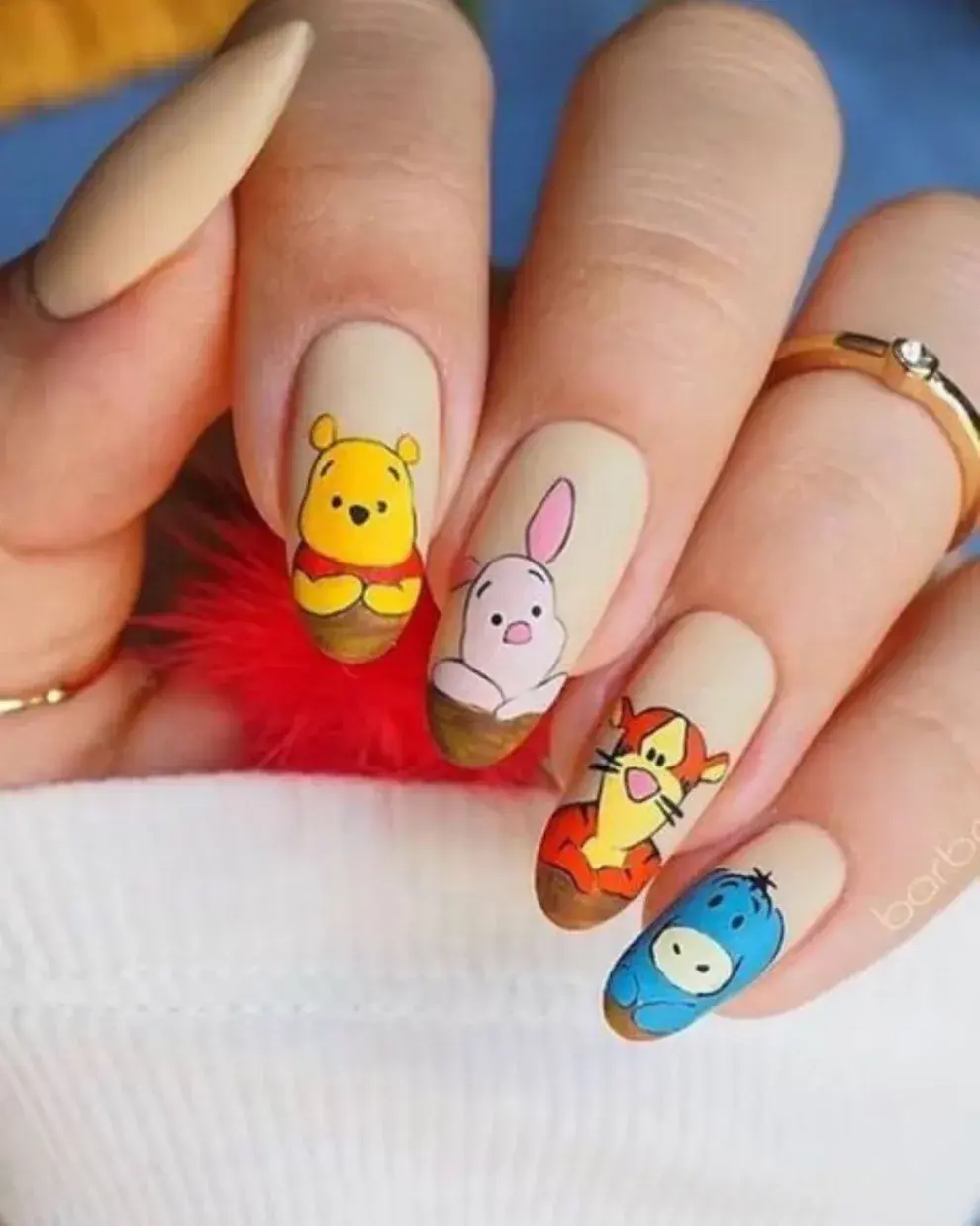 Todos los personajes de Winnie Pooh en este nail art súper cute.