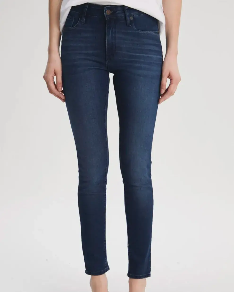 El 721 de Levis es un jean atemporal y súper práctico. Oscuro, skinny y de tiro alto. Amamos.