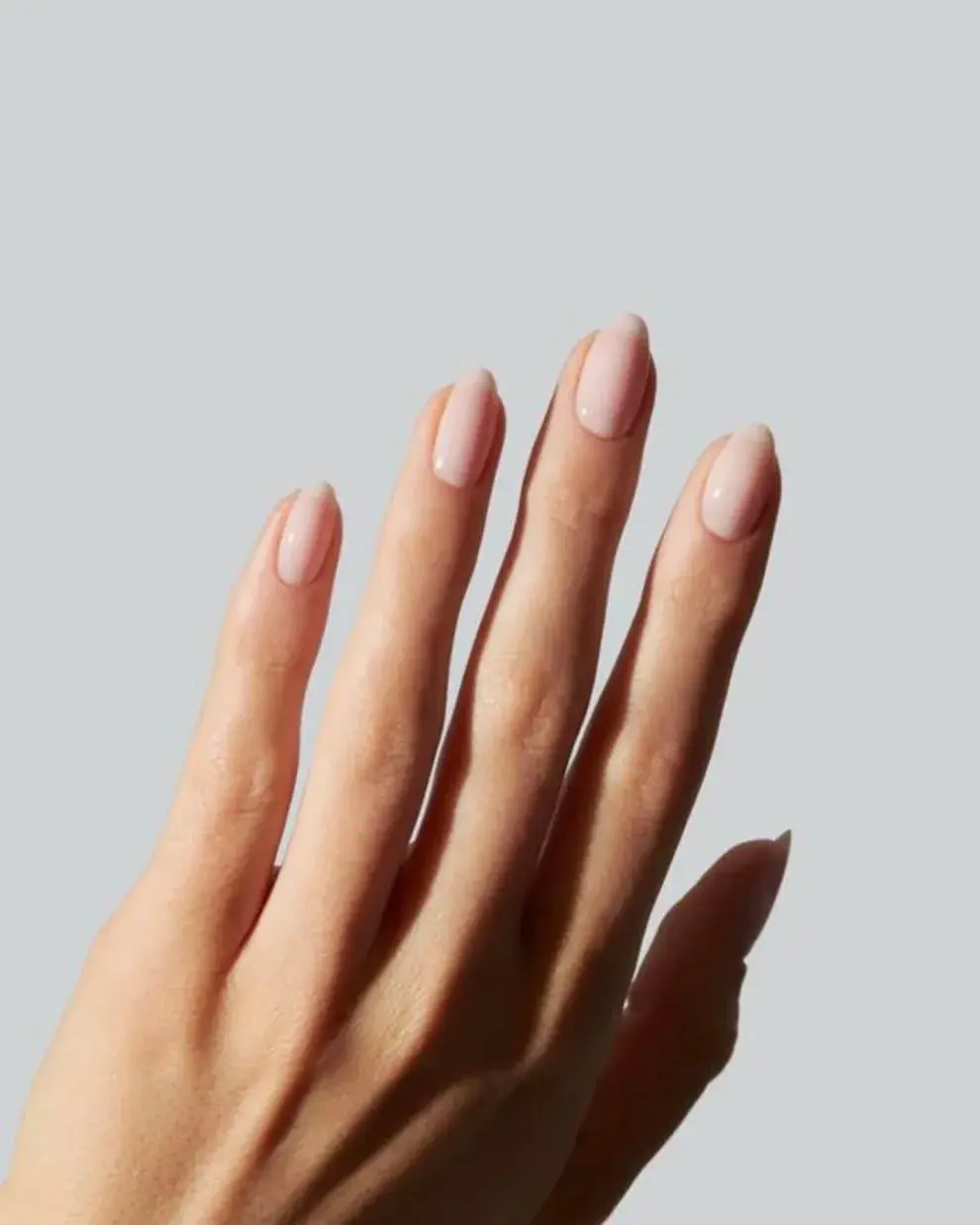 Este color que es casi un milky, es increíble para usar de base para tu nail art.