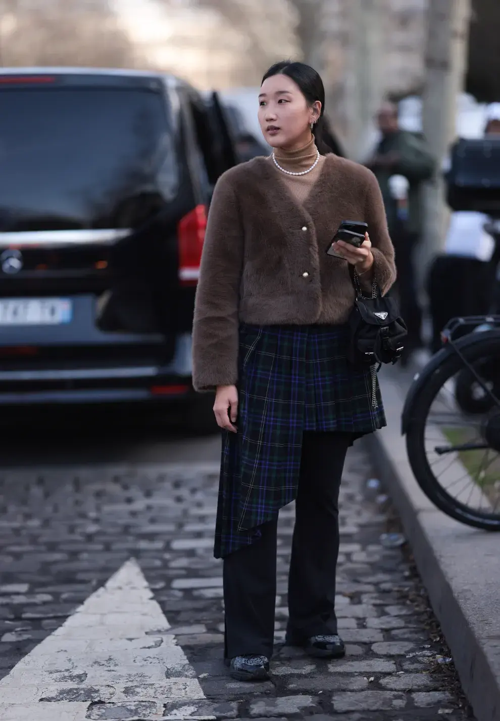 Un look moderno y classy. Falda tipo kilt irregular sobre pantalón. El abrigo de pelo le da un toque que suma!