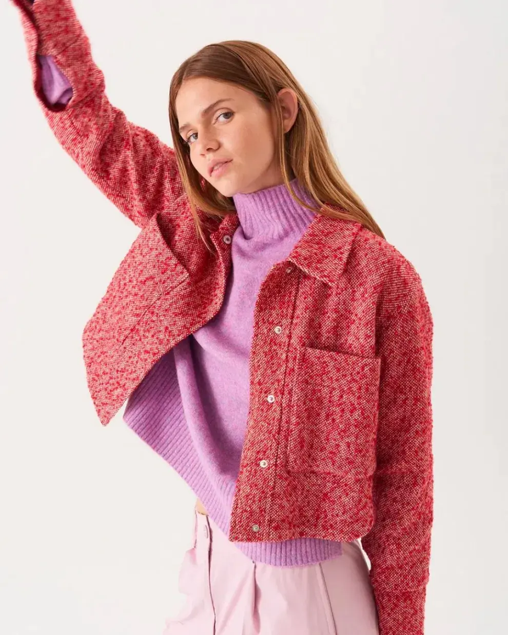 Furzai tiene varios abrigos cortos (perfectos para los pantalones tiro alto). Este nos encantó por el color y el diseño de bolsillos grandes.