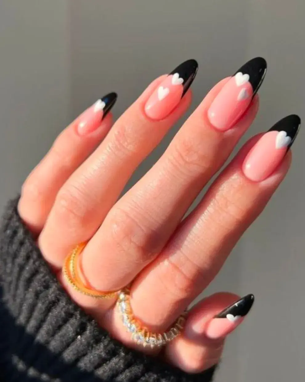 Con el estilo de las uñas francesitas en negro, sumás un detalle en blanco.