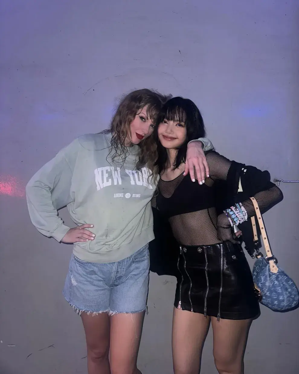 Lisa de BLACKPINK y Taylor Swift tras un show de The Eras Tour en Singapur.